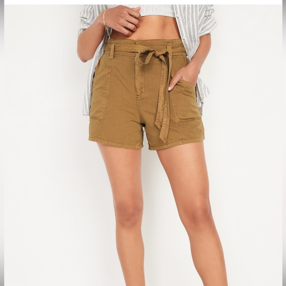 NWT! Highwaisted twill workwear shorts. With belt.